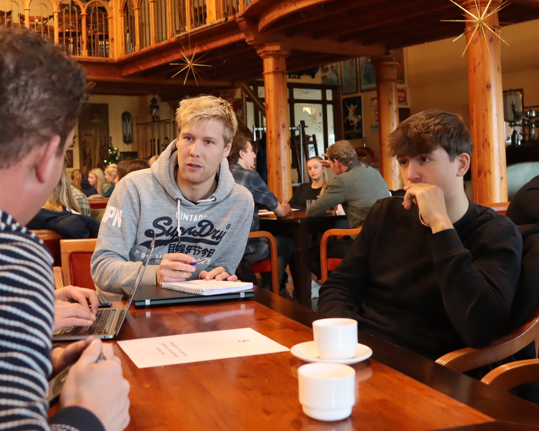Siem Vlaanderen zit met leerlingen en experts om tafel.